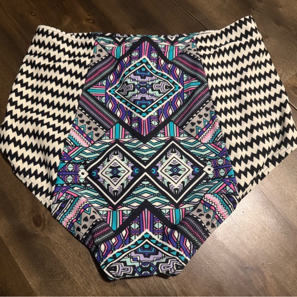 Geometric Patterned Bikini - Picture 2 of 13